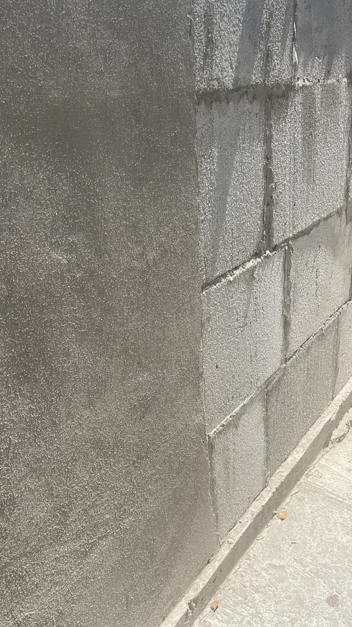 Muro de bloques BLOCKO con aplanado aplicado, listo para recibir acabado final.